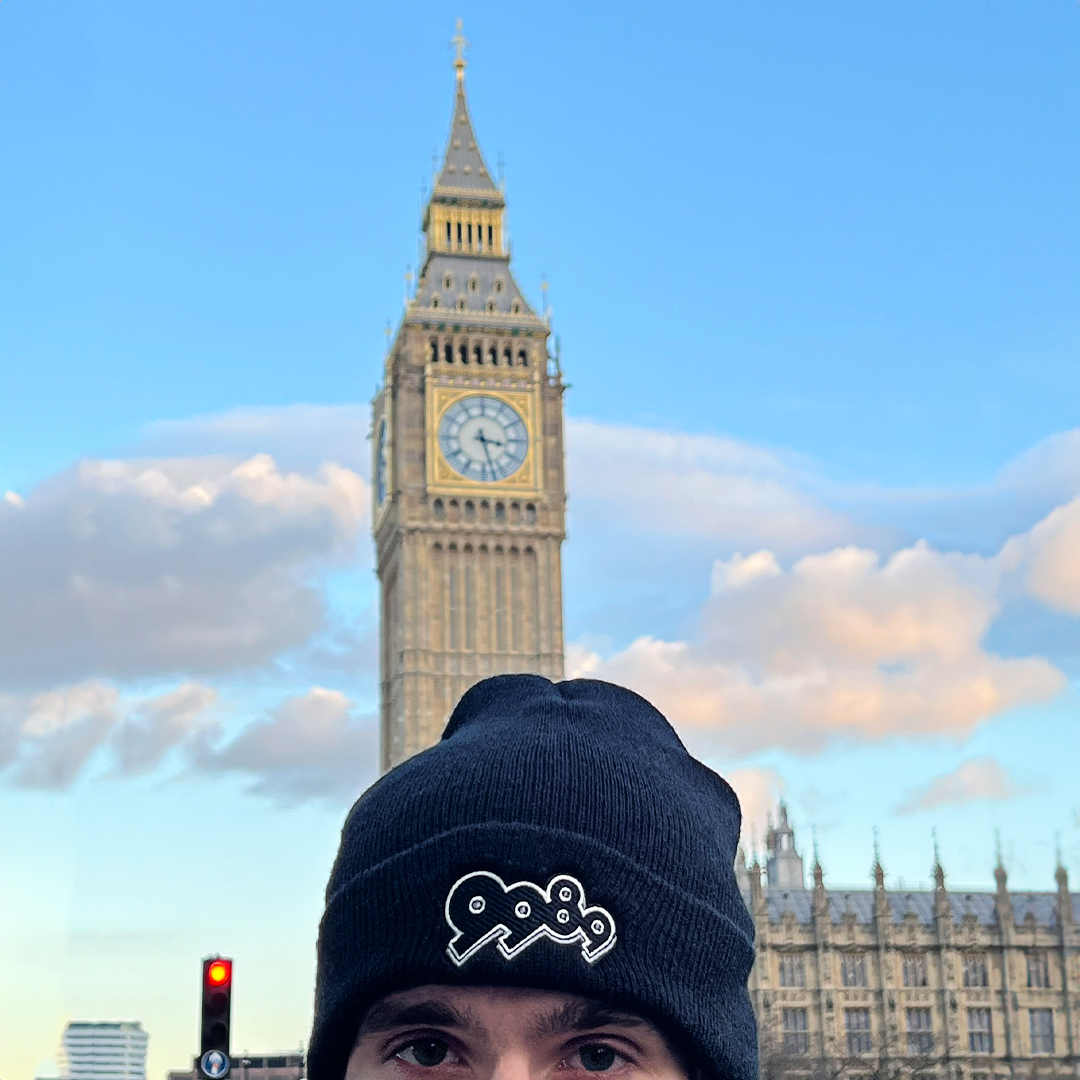 MODELO CON GORRO NUMBERS Y  BIG BEN DE LONDRES DE FONDO