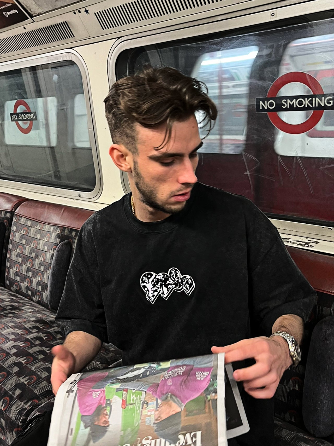 MODELO EN METRO LONDRES CON CAMISETA OVERSIZE 9989 "HOPE" TRIBUTE DESIGN XXXTENTACION