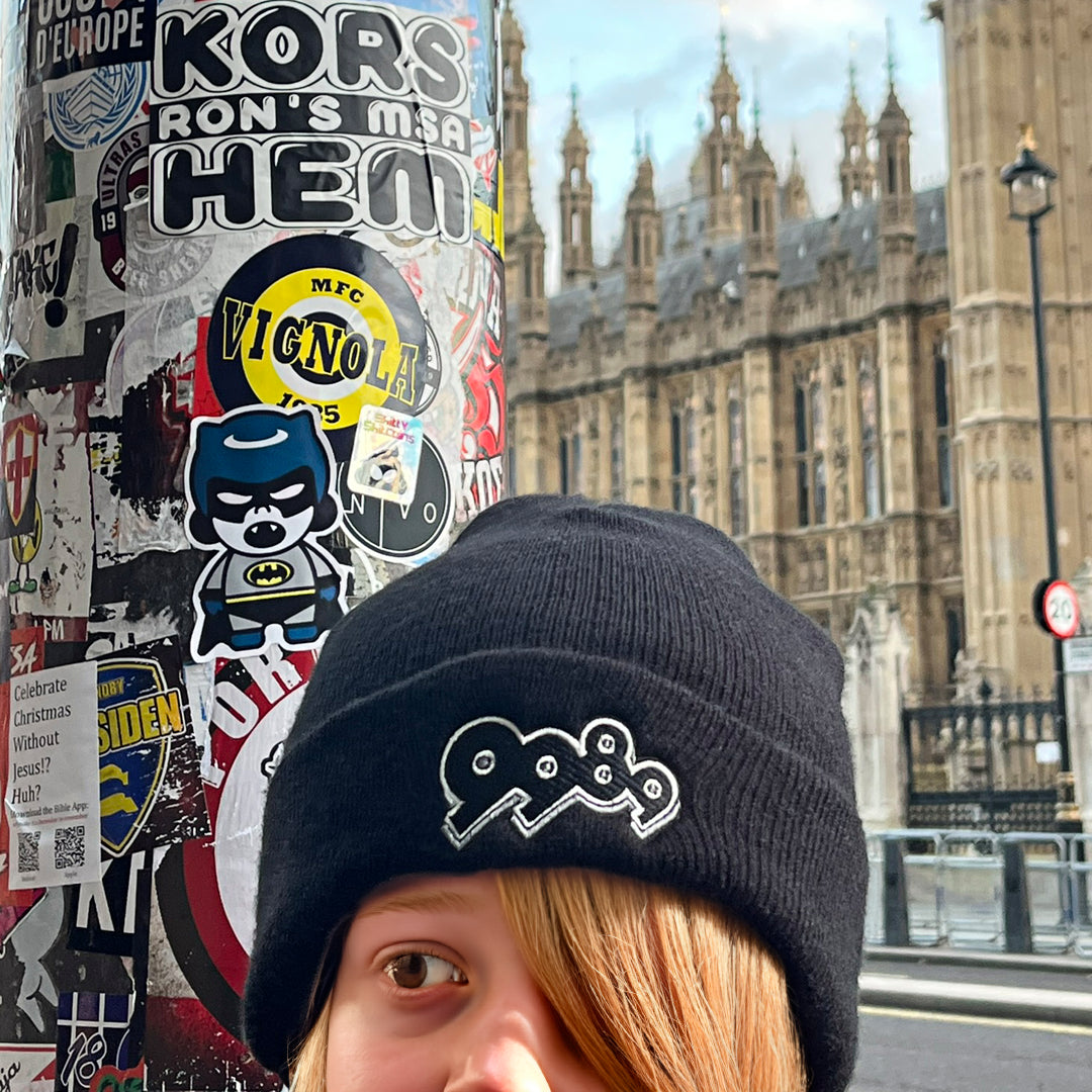 MODELO CON GORRO NUMBERS EN LONDRES